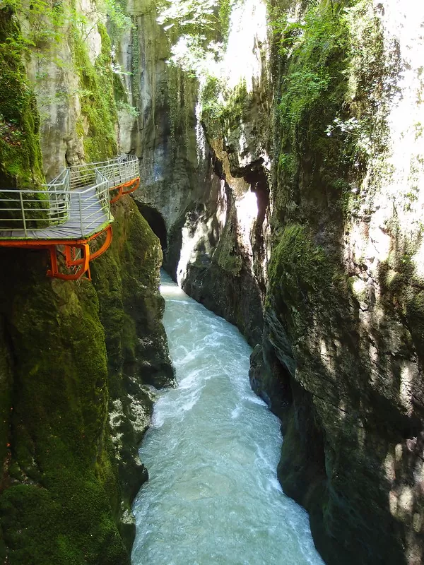 Traverser les passerelles des Gorges du Fier